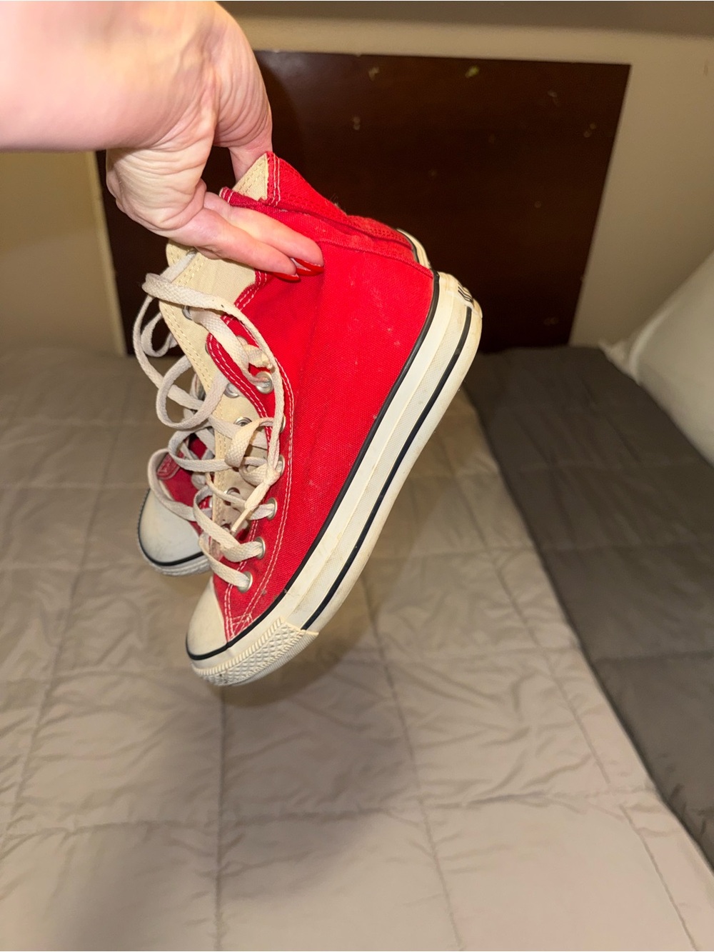 Red converse - Picture 2 of 10